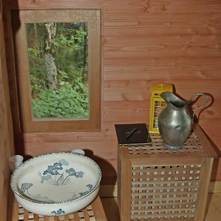 Les Cabanes Dans Les Arbres De Caluche Bed & Breakfast *