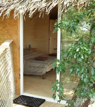 ベッド・アンド・ブレックファスト Les Cabanes Dans Les Arbres De Caluche