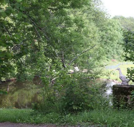 Les Cabanes Dans Les Arbres De Caluche ベッド・アンド・ブレックファスト Saint-Simon