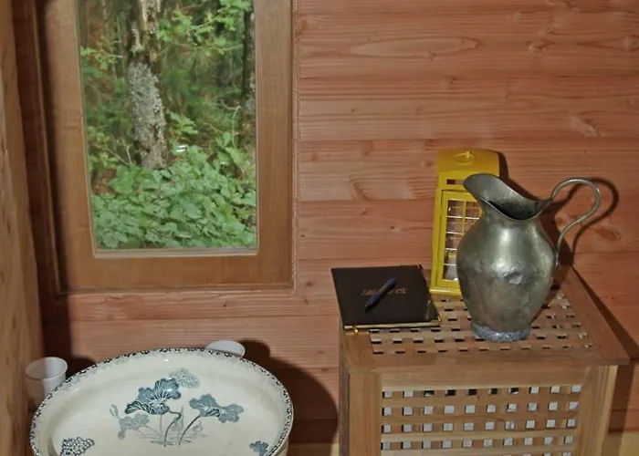 Les Cabanes Dans Les Arbres De Caluche Bed & Breakfast *